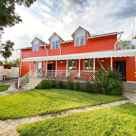 Osobyi Guest House Чолпон-Ата Екстериор снимка