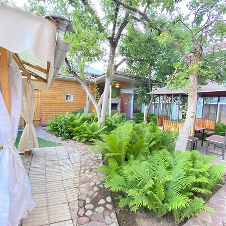 Osobyi Guest House Чолпон-Ата Екстериор снимка